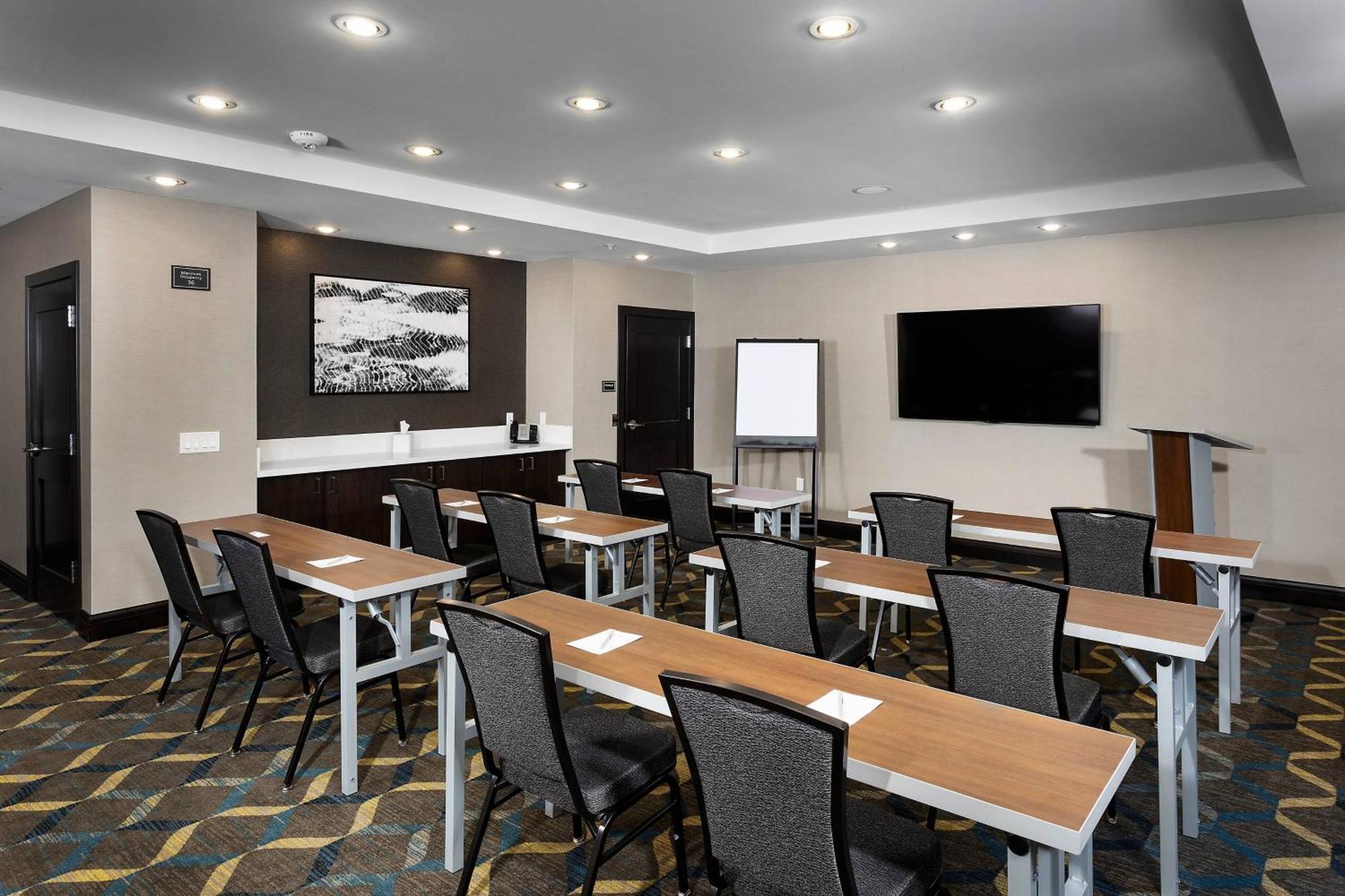 Hotel By Marriott Milwaukee 3*